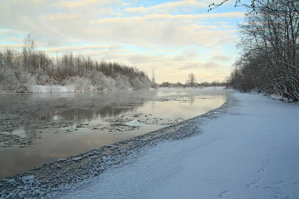 Ijs op de rivier — Stockfoto