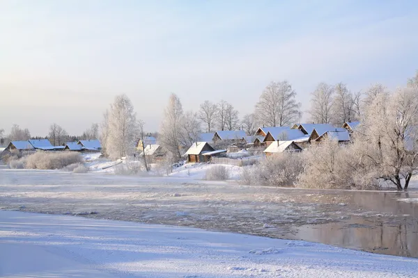 Ghiaccio invernale sul fiume vicino ai villaggi — Foto Stock