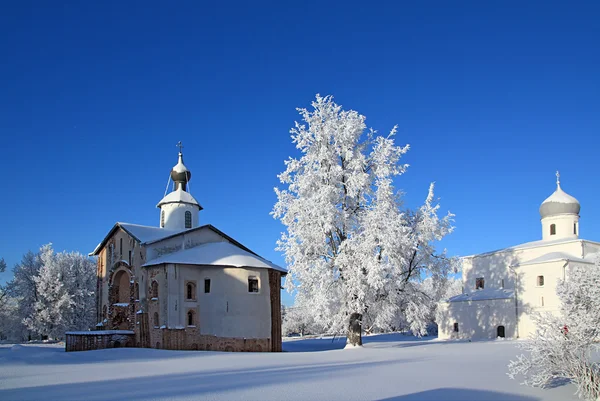 Église orthodoxe chrétienne sur le champ de neige — Photo