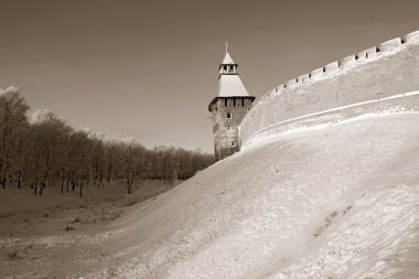 yaşlanma kale arasında kar ağaç