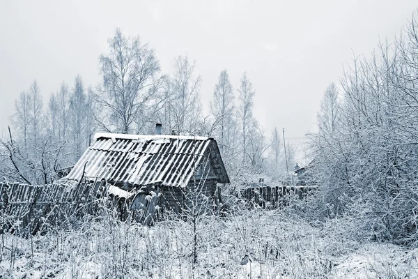 Oud landelijk huis in sneeuw — Stockfoto