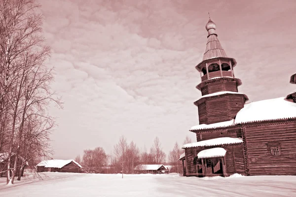 Capela de madeira na aldeia de inverno — Fotografia de Stock