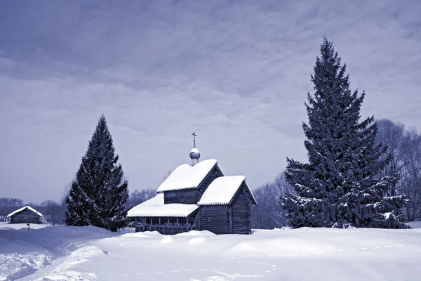 Cappella in legno nel villaggio invernale — Foto Stock