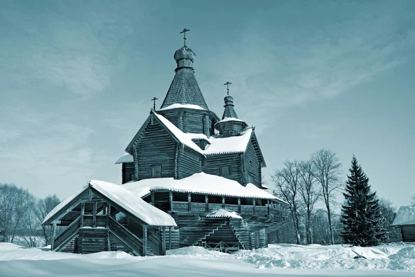 Dřevěná kaple v zimě vesnici — Stock fotografie