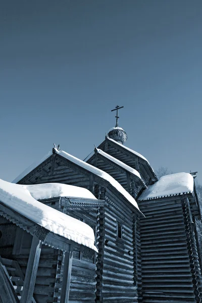 Träkapell i vinter by — Stockfoto