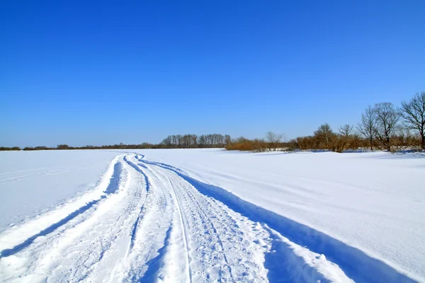 Camino de nieve cerca del invierno de los pueblos — Foto de Stock