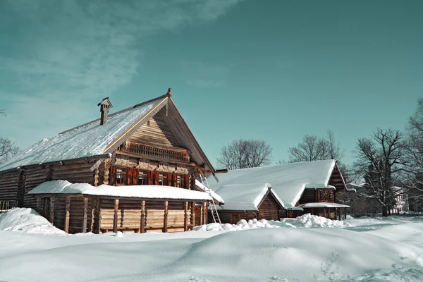 Vecchia casa in legno nel villaggio — Foto Stock