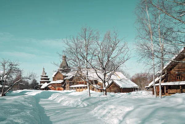 Landsbygdens trähus bland snö — Stockfoto