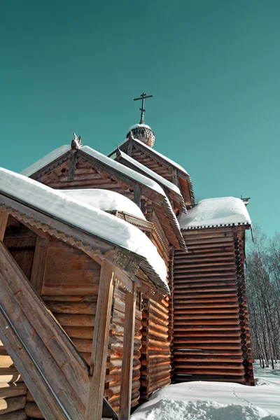 Fából készült kápolna-kék háttér — Stock Fotó