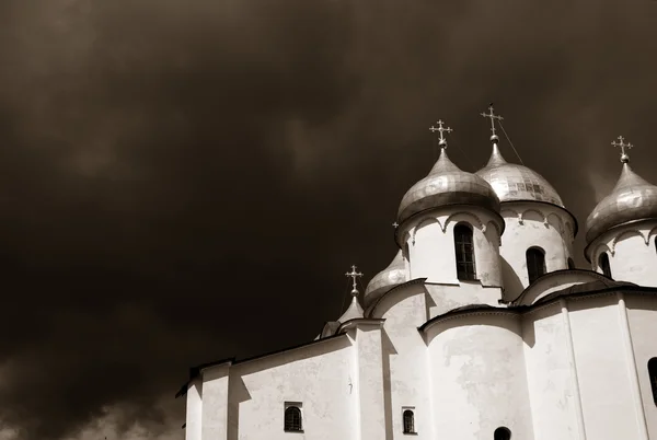 Kristna ortodoxa kyrkan på molnigt bakgrund, sepia — Stockfoto