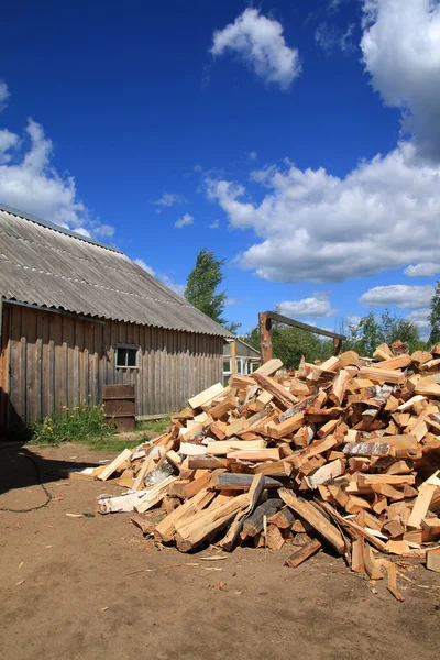 Bois de chauffage dans la cour du bâtiment rural — Photo