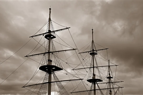 Mástiles de barco en el cielo nublado, sepia — Foto de Stock