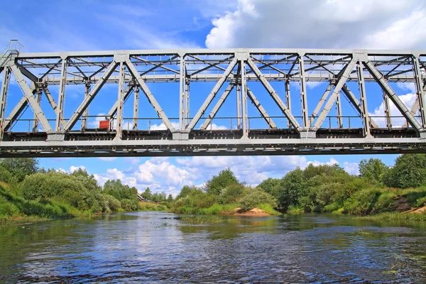 小さな川を鉄橋 — ストック写真
