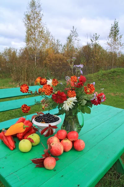 Autumn still life on green table — Stock Photo, Image