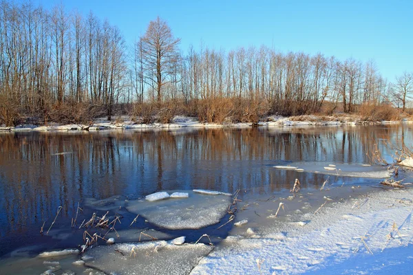 Hielo blanco en el río de otoño — Foto de Stock