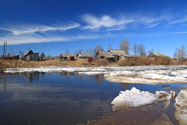 Guida di ghiaccio su fiume a volontà a villaggi — Foto Stock