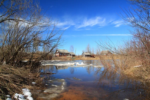 Fahrt von Eis auf dem Fluss zu den Dörfern — Stockfoto