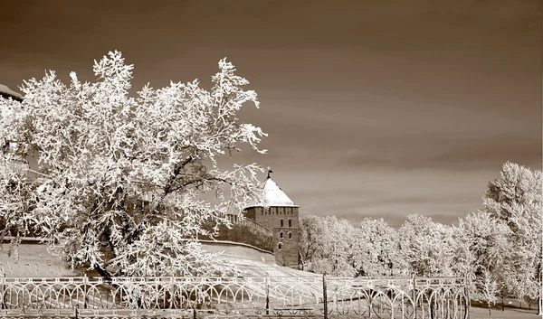 Åldrande fästning bland snö träd — Stockfoto