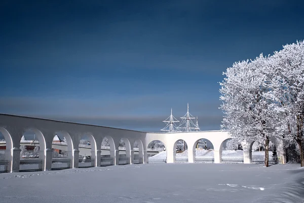 Veroudering Fort onder sneeuw boom — Stockfoto