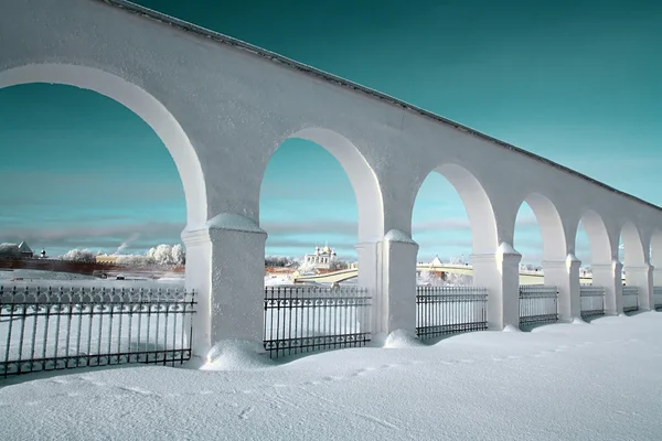 Fortaleza de envelhecimento entre árvore de neve — Fotografia de Stock