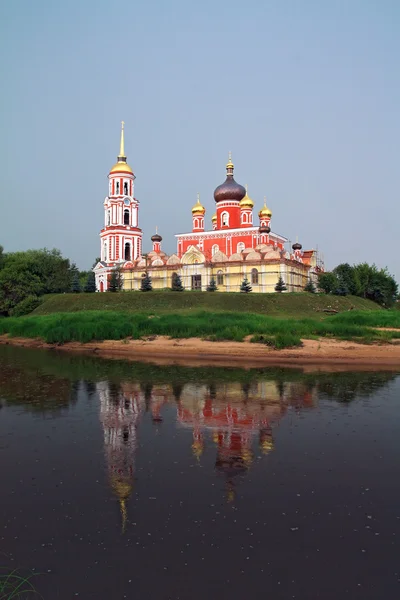 Kościół prawosławny na wybrzeżu rzeki — Zdjęcie stockowe