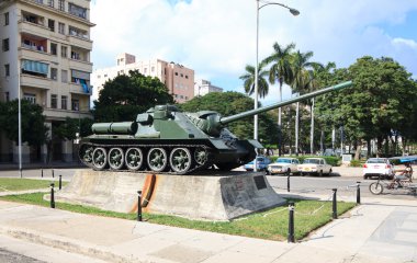 Tank devrim Müzesi önünde.