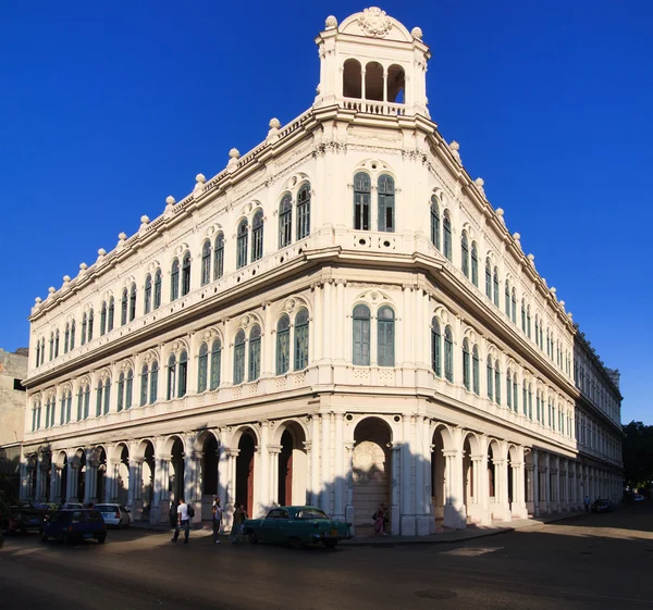 Gebäude auf dem Paseo De Marti (Prado)). — Stockfoto