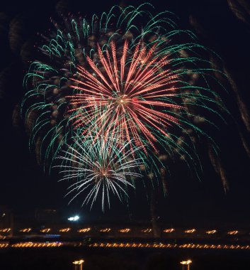 Gece gökyüzünde güzel havai fişekler.