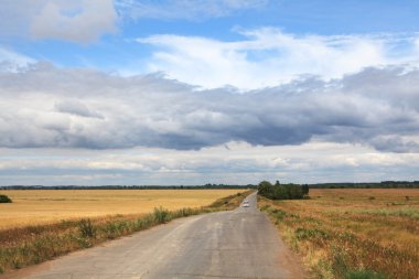 fırtına bulutları bozkır yol üzerinde.