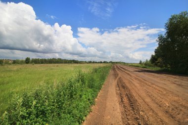 Bozkır yol üstünde Cumulus bulutları.