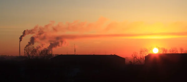Восход солнца в промышленном городе . — стоковое фото