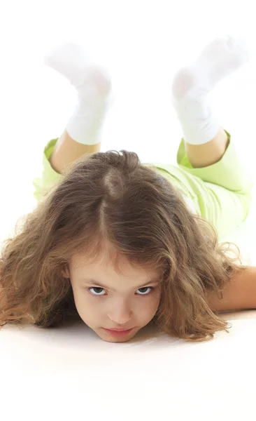 Menina deitada em um fundo branco . — Fotografia de Stock