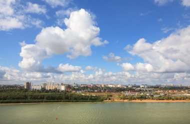 Yaz kentsel peyzaj bulutlu. Omsk. Rusya.