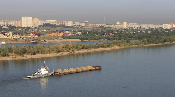 Barge avec sable est sur la rivière Irtysh . — Photo