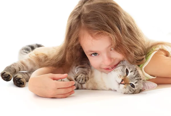 Krásná holčička, objal její kočka. Stock Snímky