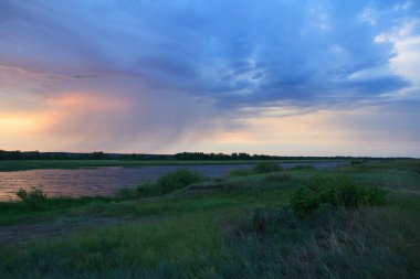 Gölde gün doğumu.