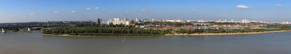 Panorama stad Omsk aan de Irtysh rivier. Rusland. — Stockfoto