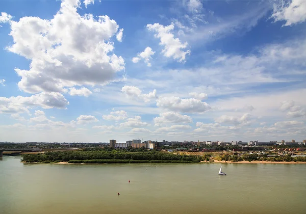 Sommer Stadtlandschaft mit Wolken. omsk. Russland. — Stockfoto