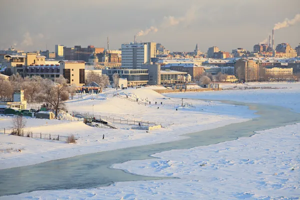 A paisagem urbana de inverno no rio Irtysh. Centro de Omsk. Rússia . — Fotografia de Stock