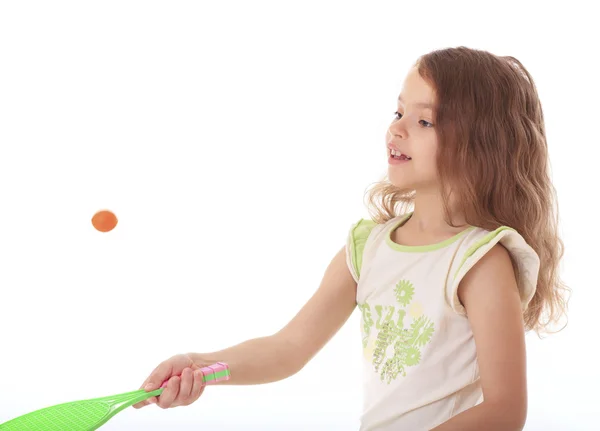 Menina bonita brincando com uma raquete e uma bola . — Fotografia de Stock