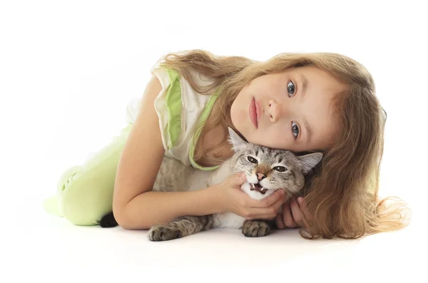 Schöne kleine Mädchen umarmt ihre Katze. — Stockfoto