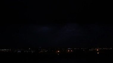 nacht onweer over de stad.