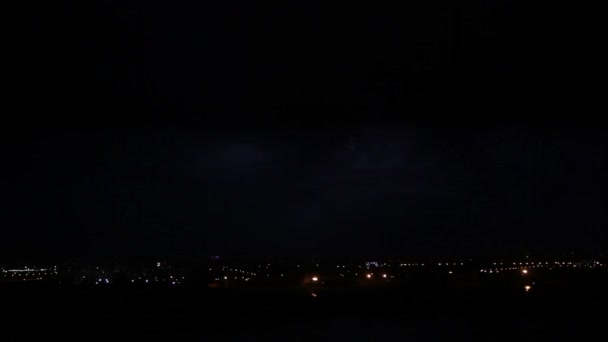Noční bouřka nad městem. — Stock video