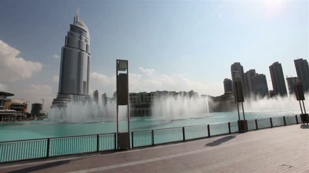 Burj khalifa utför fontän (dubai). Förenade Arabemiraten. — Stockvideo