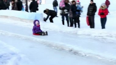 neşeli çocuk buz slayt rulo