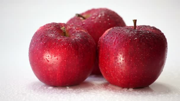 Για κόκκινα μήλα χύνοντας βροχή. — Αρχείο Βίντεο