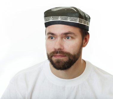 Scullcap sakallı bir adam.