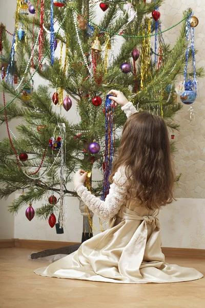Όμορφο κορίτσι στολίζει το χριστουγεννιάτικο δέντρο. — Φωτογραφία Αρχείου