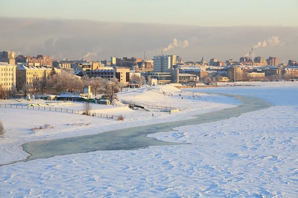イルティシ川の冬都市景観。オムスク センター。ロシア. — ストック写真
