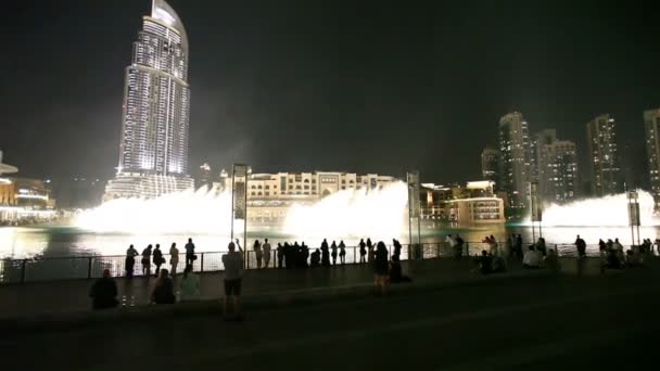Burj khalifa fontein (dubai) uitvoeren. de Verenigde Arabische Emiraten. — Stockvideo